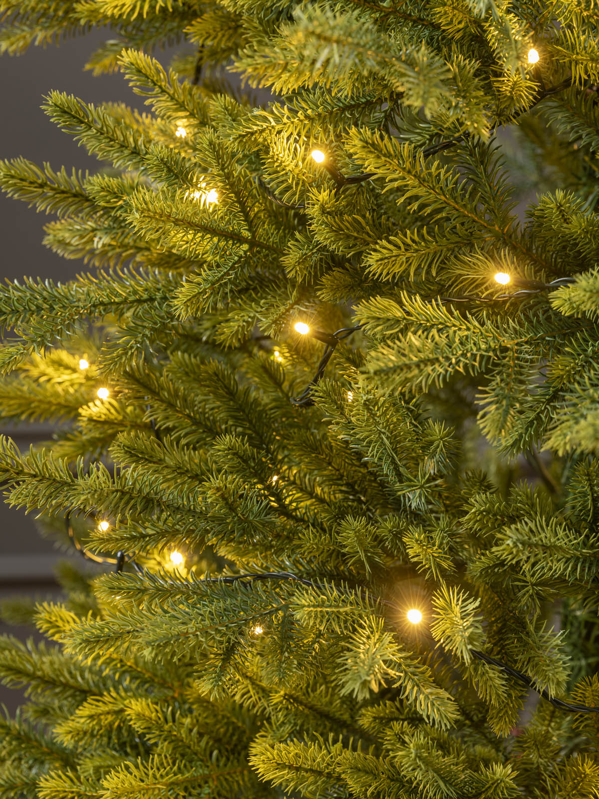 Künstlicher Weihnachtsbaum 240 cm "Norwegen" (mit LED Lichterkette)